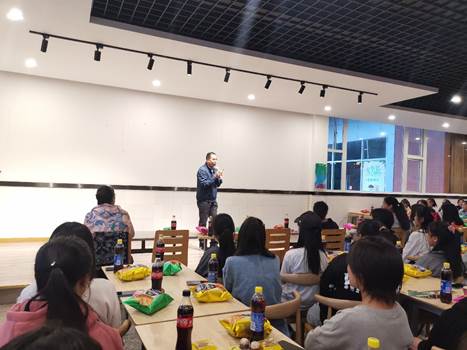 说明: 一群人在餐厅里描述已自动生成