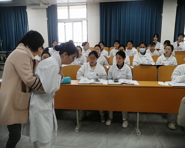 说明: F:\专业带头人工作\1+X 老年照护职业技能等级证书\教师上课照片\2022年老年照护上课照片\图2.jpg