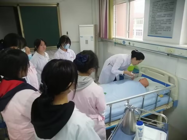 说明: F:\专业带头人工作\1+X 老年照护职业技能等级证书\教师上课照片\2022年老年照护上课照片\图4.jpg