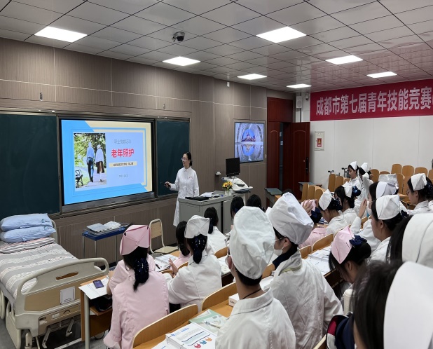 说明: F:\专业带头人工作\1+X 老年照护职业技能等级证书\教师上课照片\2022年老年照护上课照片\QQ图片20221019092353.jpg