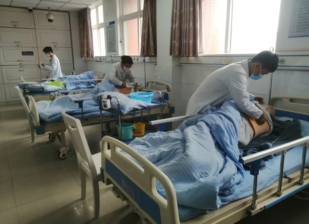 说明: F:\专业带头人工作\1+X 老年照护职业技能等级证书\教师上课照片\2022年老年照护上课照片\图5.jpg