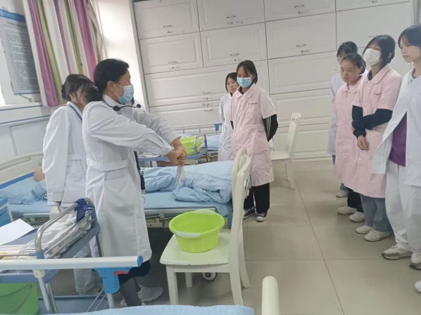 说明: F:\专业带头人工作\1+X 老年照护职业技能等级证书\教师上课照片\2022年老年照护上课照片\图3.jpg